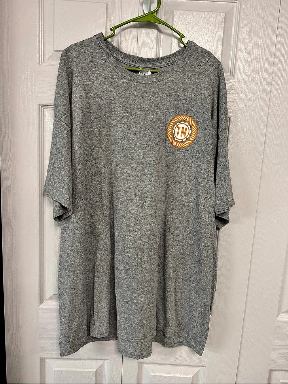 Gildan Tee “simply tennessee” Graphic on back in Gray